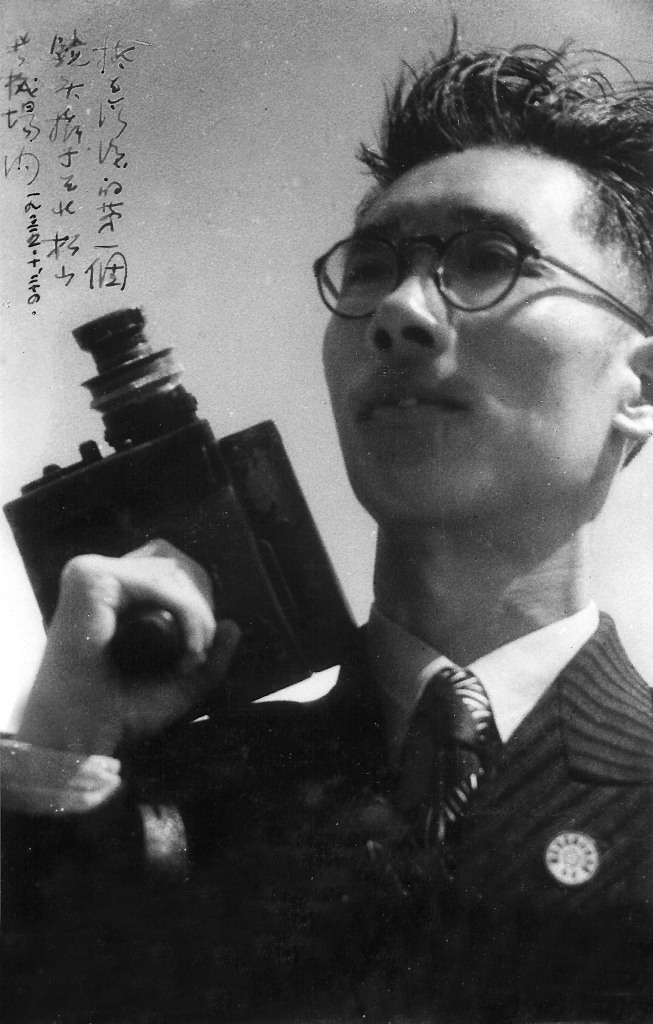 白克戰後到台灣新聞採訪在松山機場持攝影機留影。圖片來源：電影資料館提供   