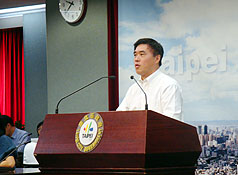 台北市長郝龍斌26日舉行記者會，表達反對開放美國牛內臟、絞肉與脊髓進口，他希望中央能慎重評估；若將來開放進口，北市府將推動自主管理聯盟。中央社   