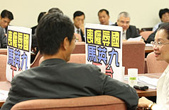 衛生署長楊志良今天上午在立法院衛環委員會進行「美國牛肉進口」專案報告，民進黨籍立委在桌上立起抗議紙版表達不滿。提供：中央社   