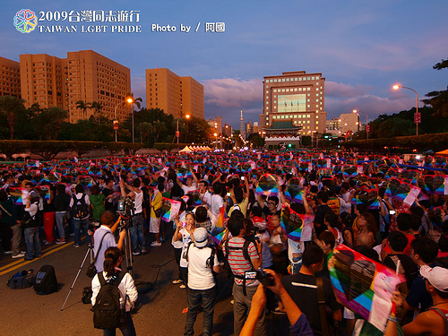 2009台灣同志大遊行，今天下午在凱道登場，現場擠進近2萬名的遊行民眾，一行浩浩蕩蕩地喊出「同志愛很大」的訴求。（圖片：台灣同志聯盟提供）   