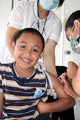 H1N1新流感疫苗自 1日起開打，莫拉克風災收容所住民可優先接種。位於阿里山鄉樂野村的「樂野八八新舍」組合屋，1日上午1名原住民學童笑咪咪地接受接種。中央社   