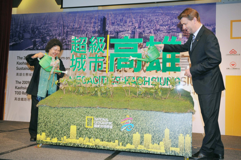 高雄市長陳菊與國家地理頻道資深總裁艾力智共同簽約，正式啟動拍攝「超級城市：高雄」紀錄片合作計畫，並宣揚永續、環保城市理念。（照片：高雄市政府提供）   