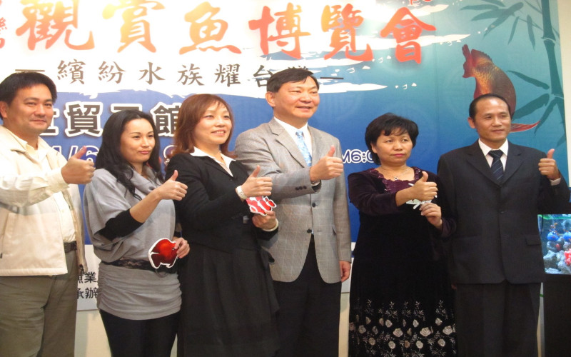 農委會今下午舉辦2009台灣觀賞魚博覽會展前記者會，請來觀賞魚業者一同參與。右一為血鸚鵡之父蔡健發。   