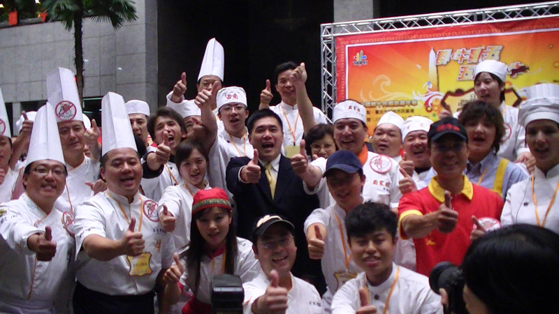 2009台北國際牛肉麵節將在22日爭奪冠軍的頭銜，台北市長郝龍斌強調，牛肉麵節裡吃不到美國牛。   