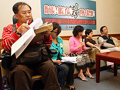 殘障聯盟今天在立法院公佈各縣市身心障礙福利評比排名，台北市、高雄市並居第一。（圖：中央社）   
