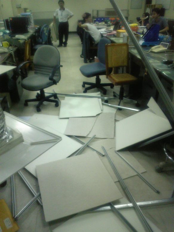 南投名間地區傍晚發生規模6.0大地震，位於草屯鎮某電子工廠的辦公室因劇烈搖晃，導致輕鋼架天花板掉落，員工把現場照片拍下提供給新頭殼，所幸無人受傷。   