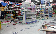 南投縣名間鄉5日下午發生芮氏規模6的地震。位於草屯鎮的新天地賣場，店內物品震落一地。截至今早餘震頻傳。提供：中央社   