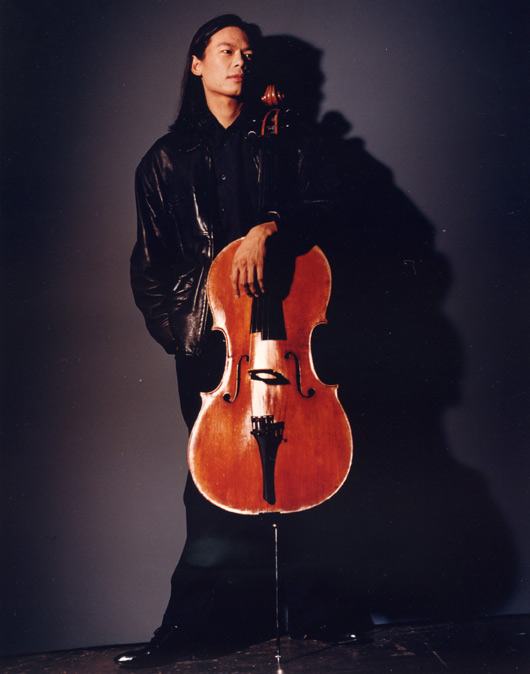 活躍於國際樂壇的台裔青年大提琴家范雅志，將在12月10日國際人權日的高雄紀念音樂會中，演奏顧爾達的大提琴協奏曲。圖中的大提琴是范雅志將在此次演奏中使用。它是史特拉瓦地1724年製的名琴郝斯曼。   