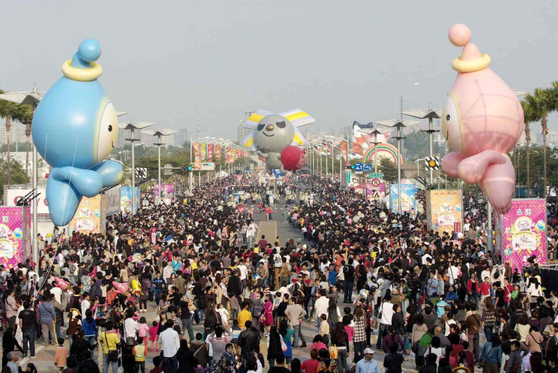 跨年夜在台北有101「康師傅」的煙火秀，在南台灣的高雄也不甘示勢，與統一企業的7-ELEVEN聯手，要和台北拚場，並在今天舉辦大氣球遊行活動。圖片來源：高雄市政府   