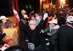 中華民國99年元旦升旗典禮，1日凌晨起民眾就開始大排長龍，搶著領取國旗圍巾。圖片來源：中央社   