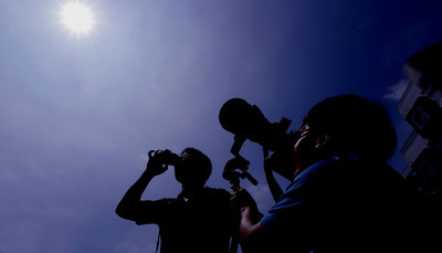 台灣今年唯一能見的日偏食現象，將在今（15）日下午3點30分登場。圖為2009年7月日食觀測場景。圖片來源：中央社。   