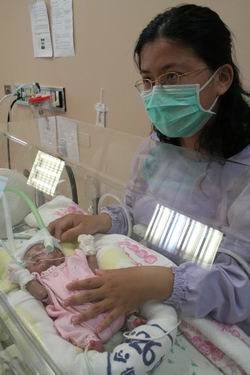 孕婦早產有許多徵兆，賴惠珍將提供婦女許多孕期觀察重點，與照護技巧。圖片來源：中央社   