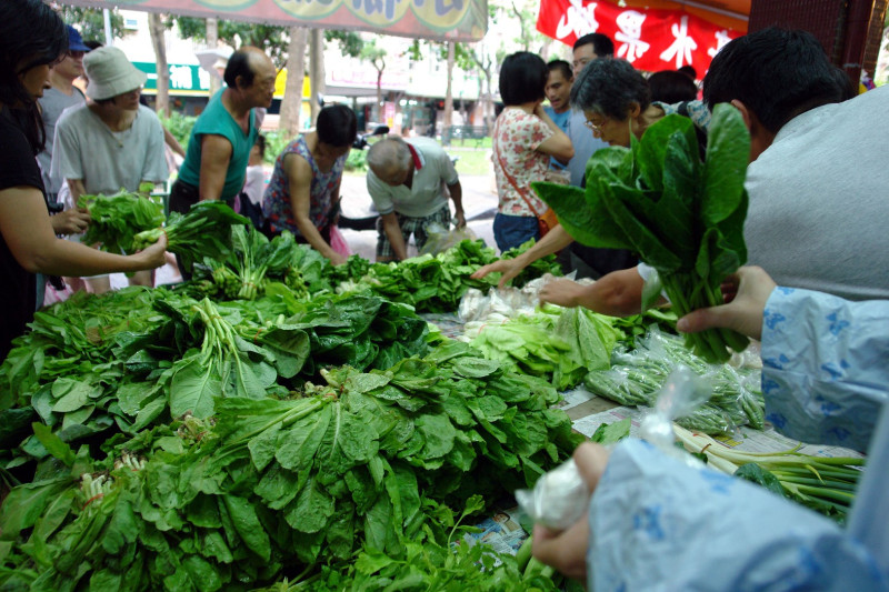 年節期間，農漁蔬果需求量大增。行政院長吳敦義一早前往菜市場視察，呼籲供貨充足、價格持穩。圖片來源：中央社資料照片。   