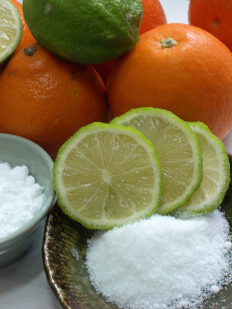 當季產柑橘、檸檬，或是廚房常見的塩巴、小蘇打粉，或是食用醋，都可以成為廚房清潔的好幫手。圖片來源：顧美芬攝   