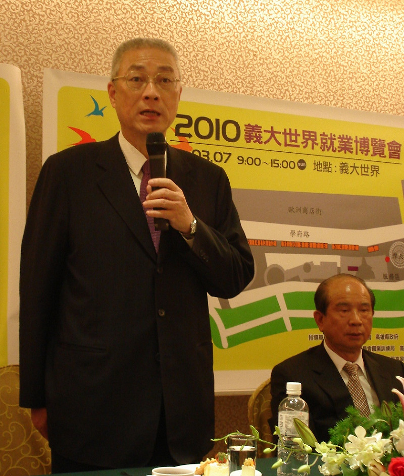 行政院長吳敦義上午澄清，健保費率調漲目前還沒最終定案，昨天他提供建議，要讓6成甚至7成多中低收入的民眾不受影響，不過詳細方案還要由衛生署精算，並於適當時機實施，並未「拍版」。黃揚明攝影   
