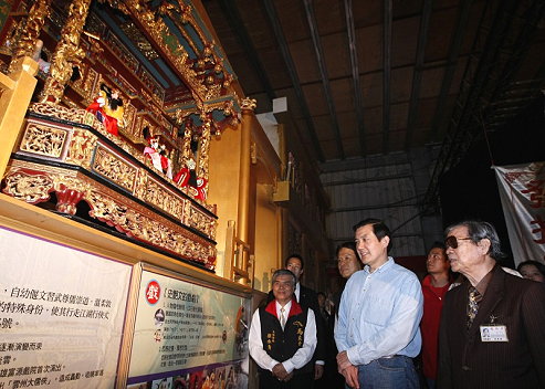 馬總統拜訪布袋戲導演黃俊雄，參觀布袋戲雲州大儒俠的戲台。
圖片來源:總統府網站   