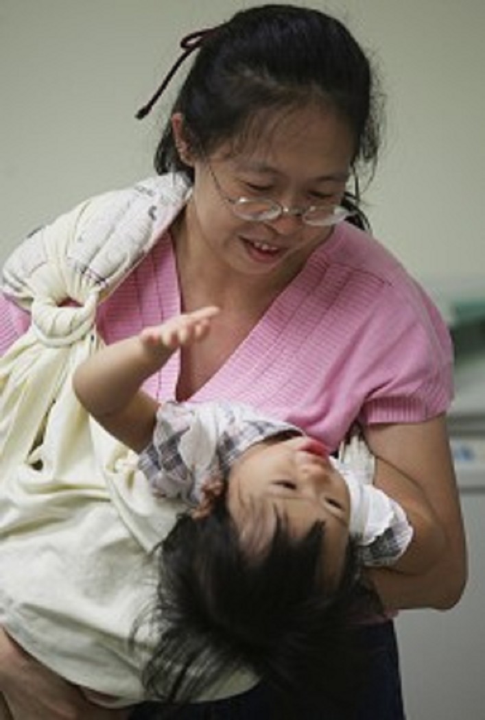缺乏完善的配套措施，職場婦女多因工作因素不敢生小孩，造成台灣生育率創世界新低。圖片來源：中央社   