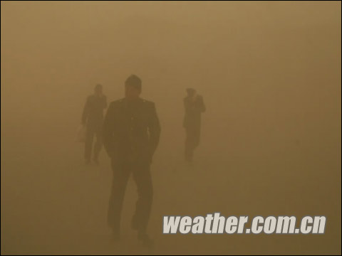 19日甘肅蘭州遭遇沙塵暴襲擊，沙塵蔽日，空氣中瀰漫沙塵、能見度極低；環保署預測，沙塵將在21日影響台灣。圖片來源：中國天氣網   