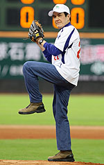 總統馬英九為中職21年擔任開球貴賓，特地穿上特製的21號球衣入場。圖片來源：中央社   