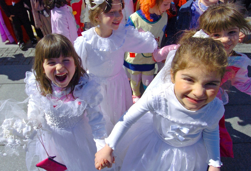 馬其頓斯科普里的孩童穿著傳統服飾，慶祝四月愚人節。圖片來源：達志影像/路透社   
