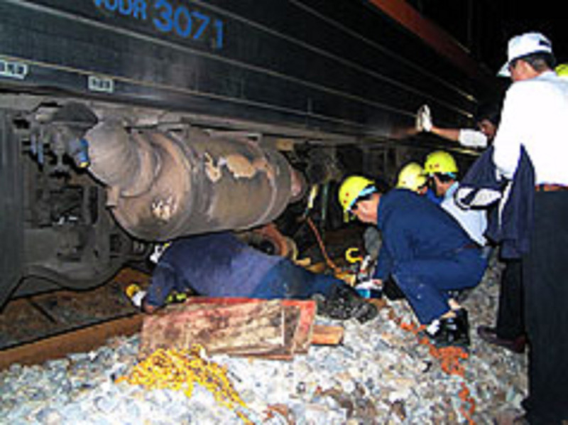 台鐵2056次自強號列車5日晚6時15分，第2 車廂因引擎脫落，迫停在屏東西勢站附近，技術人員進行搶修，截至深夜11時才搶通。圖片來源：中央社   