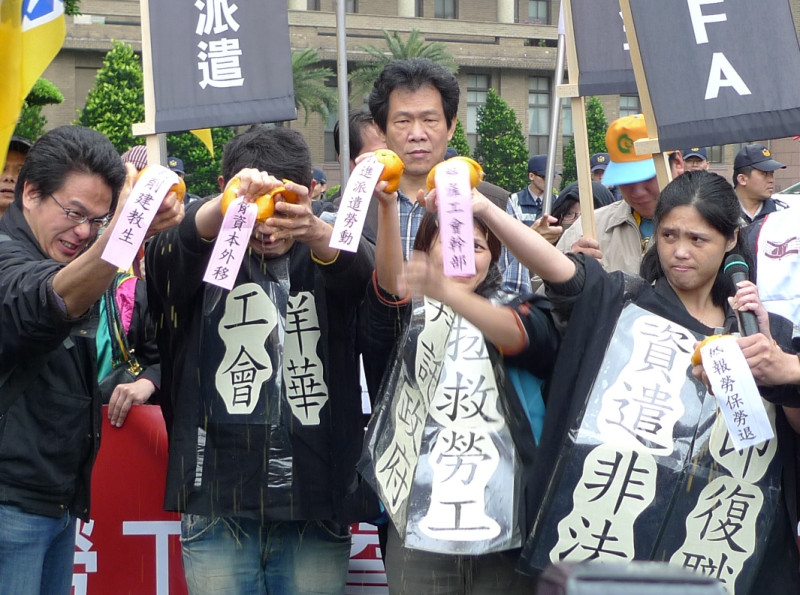 勞工團體組成「勞工反貧窮行動聯盟」並決定走上街頭，發起「五一反貧窮大遊行」。今（15）日上午，該聯盟前往政院陳情，提出4大訴求，洋華工會代表更當場演出在網路上爆紅的「爆橘拳」，展現反對資方剝削的決心。黃揚明攝影   