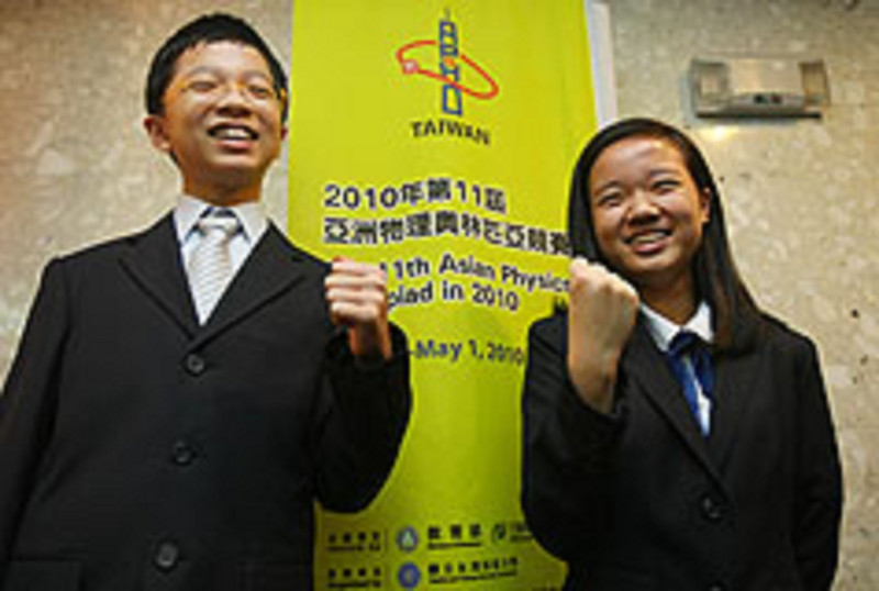 第11屆亞洲物理奧林匹亞競賽，台灣參賽者北一女中的趙翎雅（右）是台灣隊中唯一的女生，螢橋國中國二生黃泓睿（左）是台灣隊最年輕的選手。圖片來源：中央社   