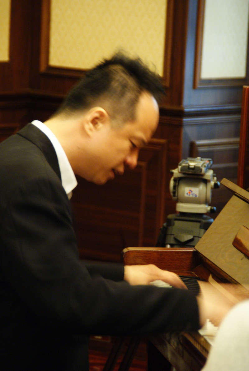 幾乎彈遍全球所有國際蕭邦藝術節的台灣鋼琴家陳瑞斌，將在6日晚上舉辦演奏會，向今年度過200週年誕辰的「鋼琴詩人」蕭邦致敬。圖片：綺想室內樂團提供。   