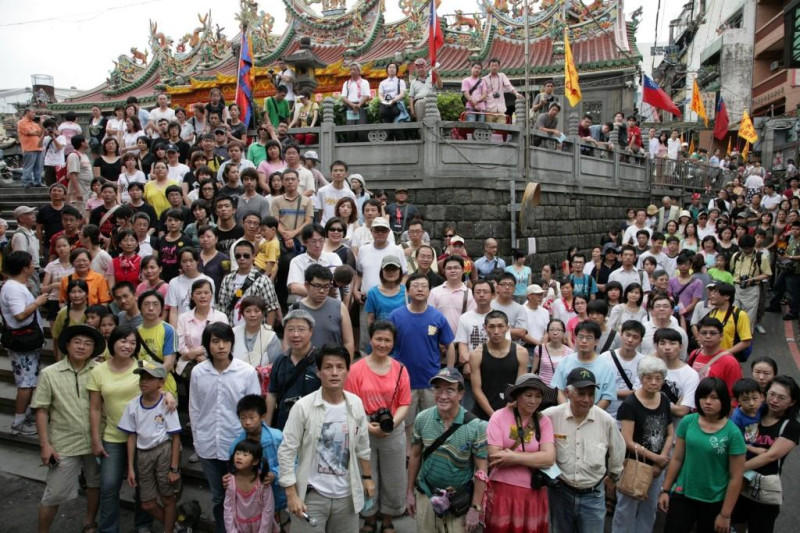 台北縣規劃淡水重建街拓寬工程6月底前動工在即，昨（20）日千人在祖師廟前祈福留影，盼動工出現轉機，將重建街及祖師廟周邊規劃為歷史文化街區。圖片來源：蔡宗宏攝   