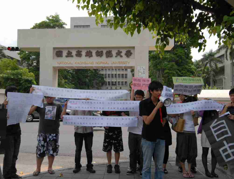 學生在高師大校門前呼籲校方立即「解嚴」。圖片來源：湯志軒   