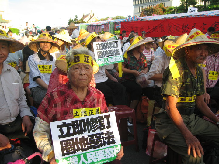 台灣上千位農民將夜宿凱達格蘭大道12小時，希望馬英九總統能聽到他們的心聲。圖片：陳增芝攝影   