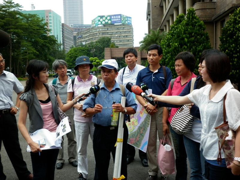 行政院今（20）日召開會議協調全台各處農地的徵收糾紛，但雙方並無共識，由台灣農村陣線引領的9個自救會代表，聯合發表聲明指出，要求在土地徵收條例未全面檢討修改之前，暫停當前所有徵收作業，並立即撤銷大埔徵收案。圖片：謝莉慧攝影   