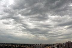 各地午後雨勢會增強，提醒民眾出門記得攜帶雨具。圖片來源:中央社   