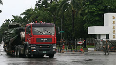 南部豪雨恐成災，海軍陸戰隊完成救災整備，出動救災兵力及機具進駐各地待命，並深入高雄縣山區協助危險地區民眾撤離。圖為兩棲突擊車27日被載運出營區。圖片提供：中央社   