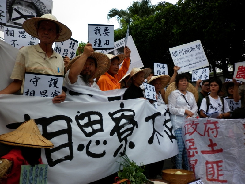 因中科四期而遭徵收土地的相思寮農民，要求「保留原地」。農委會企劃處處長莊玉雯說，若農民可以接受「易地方案」，農委會也願意介入協調。圖片：謝莉慧攝影   