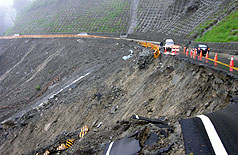 旺盛西南氣流挾帶豐沛水氣，阿里山地區27日降下豪雨，造成阿里山公路59公里處路基陷落，阿里山工務段籲用路人小心駕駛。
圖片來源:中央社   