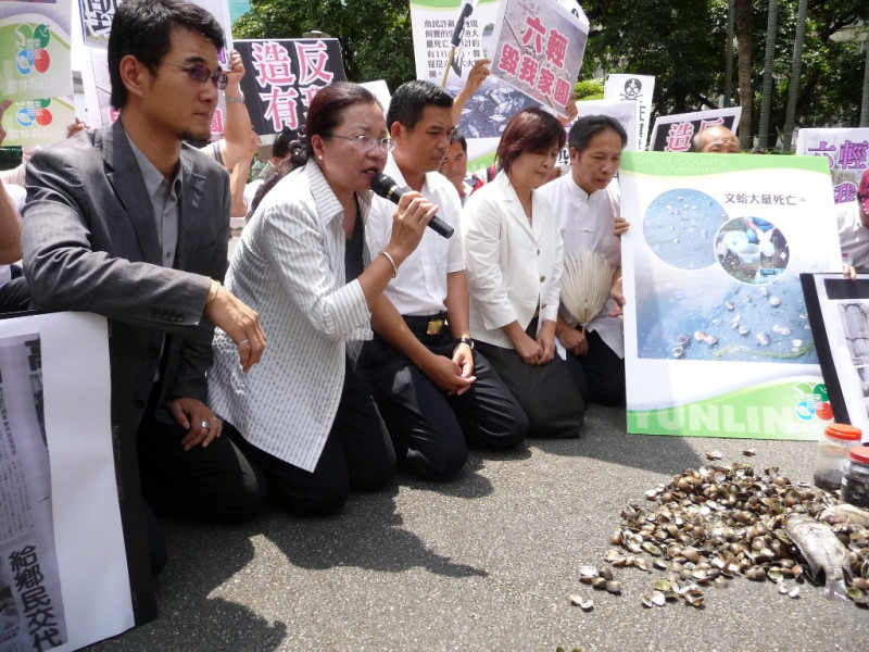 雲林縣長蘇治芬帶領當地農漁民前往行政院抗議，要求建立國家級的監測中心；在系統性問題未徹底調查之前，反對六輕五期擴廠。圖片：王鼎鈞/攝   