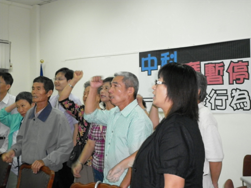 台北高等行政法院今天（30日）裁定，在相關行政救濟裁判確定前，相關開發案暫停執行。隨後，下午4點詹順貴律師、學者廖本全和二林相思寮部份農民合開記者會。圖片：謝莉慧攝影   