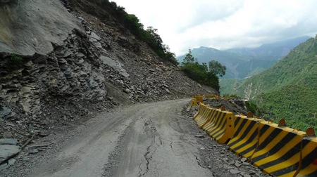 選擇留在原地重建的原住民佳暮族人表示，願意用2年的時間，讓大自然自己復原療傷，而不願見到霧台鄉佳暮村目前面臨的遷村狀況，一部分族人將要遷至長治分台，而另一部分的族人則是選擇原地重建，圖為霧台鄉台24縣道。圖片來源：本站資料照片   