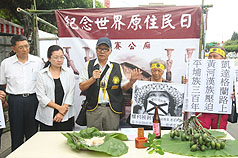 台灣原住民族文化聯盟9日在凱達格蘭大道，紀念世界原住民日並舉行平埔族祭祖儀式，要求政府認定平埔族別身分。圖中為台灣原住民族文化聯盟代表林勝義。圖片來源：中央社   