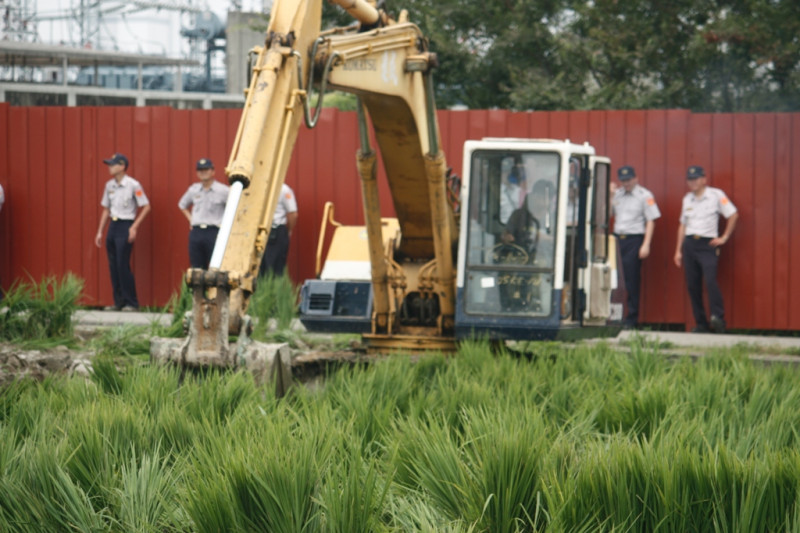 今日行政院表示大埔建物與基地可被原地保留，再另外集中劃設農地給農民耕種。圖為6月怪手開進農地。圖片來源：大埔自救會   