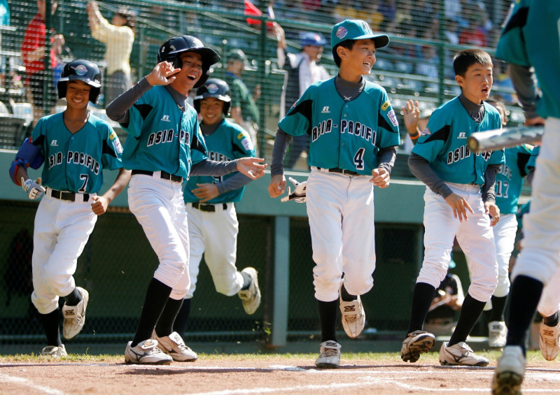 高雄復興國小少棒隊以14比2大贏來自德州的美國代表隊，為台灣贏得世界少棒賽季軍。圖為這群小將在第1局擊出全壘打後，歡樂的神情。圖片：達志影像/路透社   