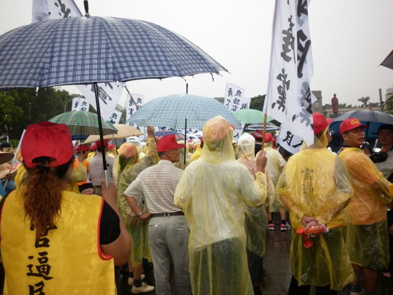中華民國家禽產業自救會今天發動近千人到總統府前陳情抗議，希望廢止家禽屠宰管理政策，形成在颱風天冒雨北上抗議的另一場景。圖片：謝莉慧攝   