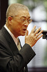 政院長吳敦義31日出席「創造就業貢獻獎」表揚活動，談到「無薪假」時，他認為無薪假這個創新理念應該得諾貝爾獎。圖片來源：中央社   