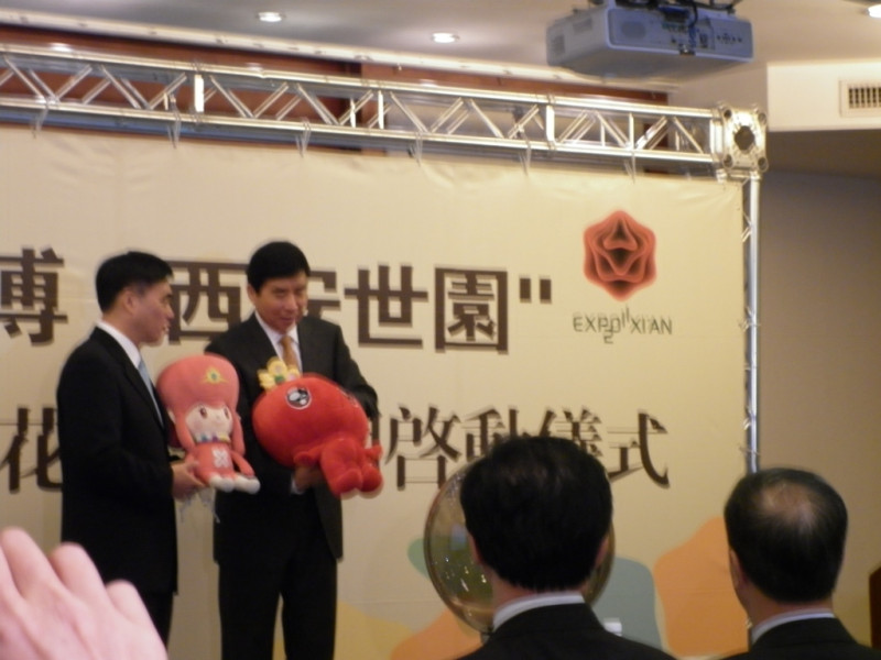 台北市長郝龍斌與西安市長陳寶根14日互換代表台北花博的花精靈「蘭兒」與代表世園的吉祥物「長安花」，開啟兩岸花博接力的開端。圖片：謝莉慧攝   