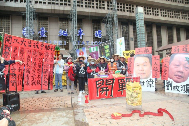全國關廠工人連線等團體於台北車站南二門，舉行「抗爭開工、社運團拜」活動。圖3之1：林雨佑/攝   