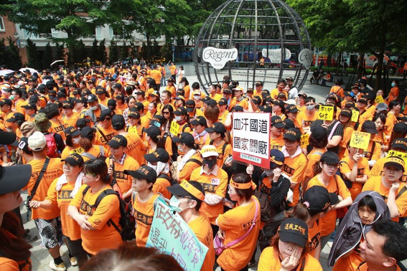 400名收費員今（13）日上午11點在晶華酒店前集結，準備上國道抗議。圖：林雨佑/攝   