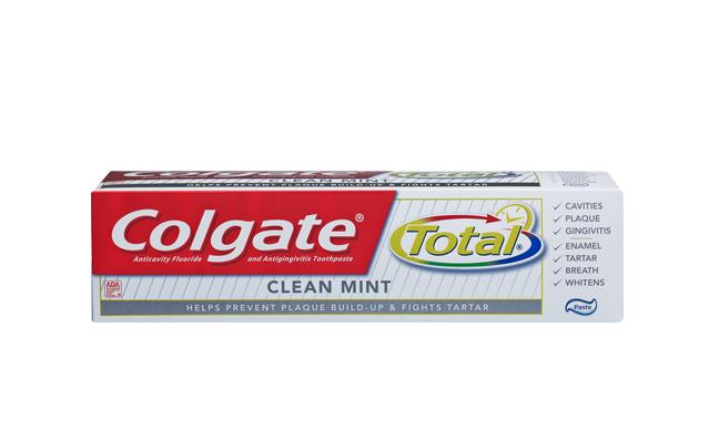 高露潔一款「Total」牙膏中含有的三氯沙（triclosan）成分，經動物實驗發現，可能會阻礙胎兒發育與致癌。圖：翻攝自高露潔官網   