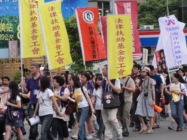 由台灣勞工陣線等社團發起的五一「反貧困大遊行」今（1）日下午在台北市舉行。圖為法律扶助基金會工會行經仁愛路畫面。圖片：王鼎鈞/攝   