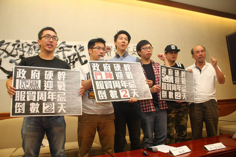 黑色島國青年、民主鬥陣、民主黑潮學生聯、公投護台灣聯盟、激進代表等高喊口號，「政府硬幹，人民迎戰」。圖：林雨佑/攝   